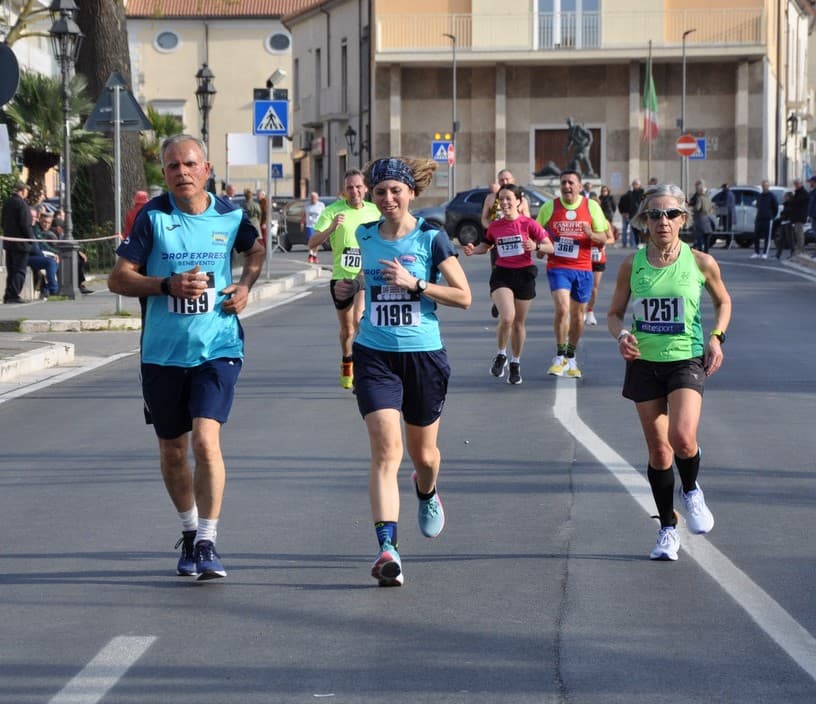 Atleti Sannio Runners Dropexpress durante competizione podistica a Benevento