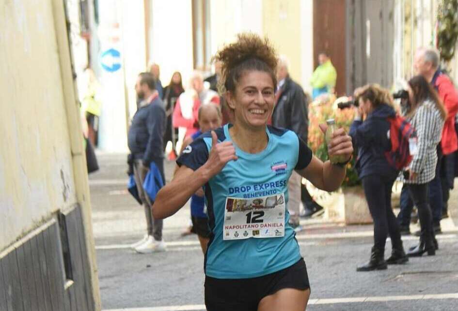 Runner Sannio Runners in azione durante gara su strada con maglietta DropExpress